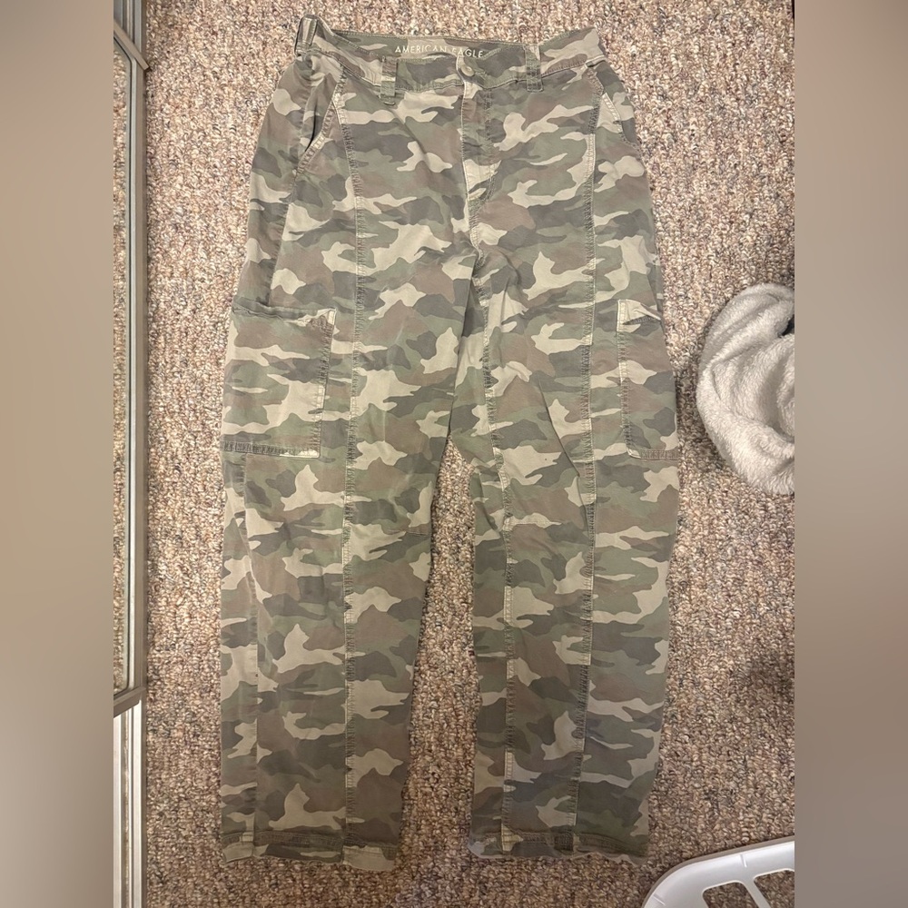 AE CAMO BARREL PANTS SIZE 8